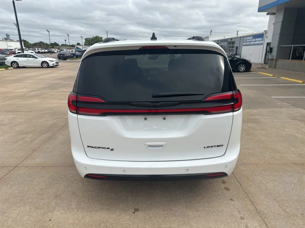 Used 2025 White Chrysler Limited image 35