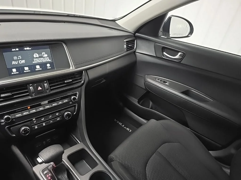Used 2018 White Kia LX image 25