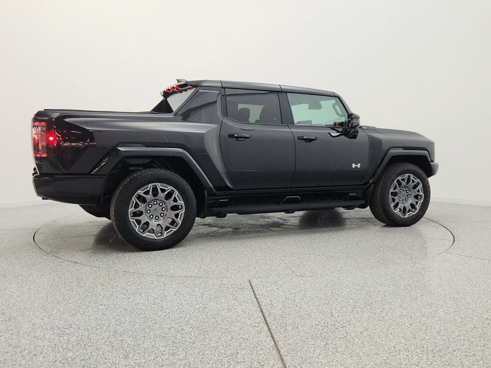 Used 2025 Void Black GMC e4WD Crew Cab 3X image 5