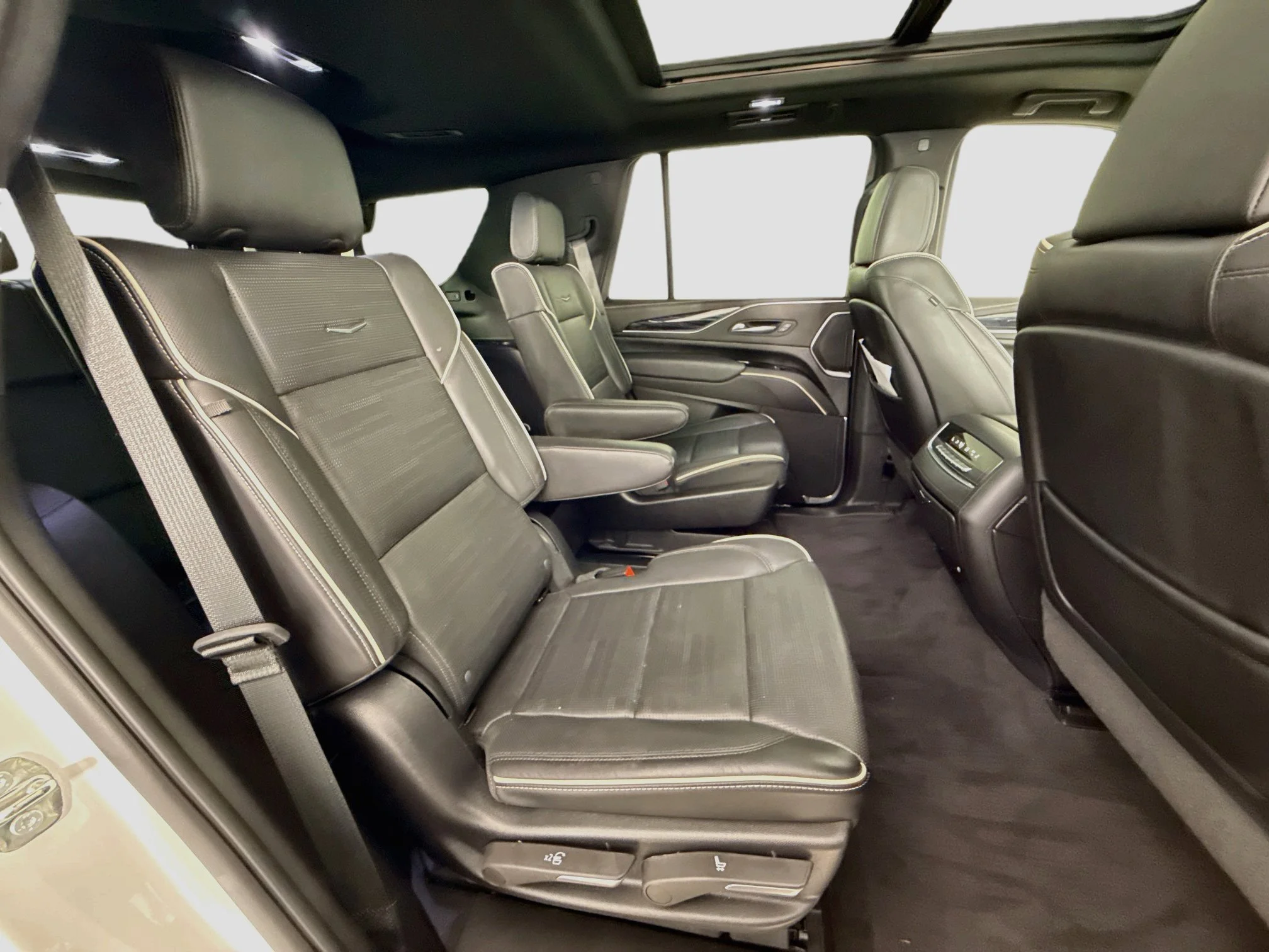 Used 2022 Crystal White Tricoat Cadillac Sport image 31