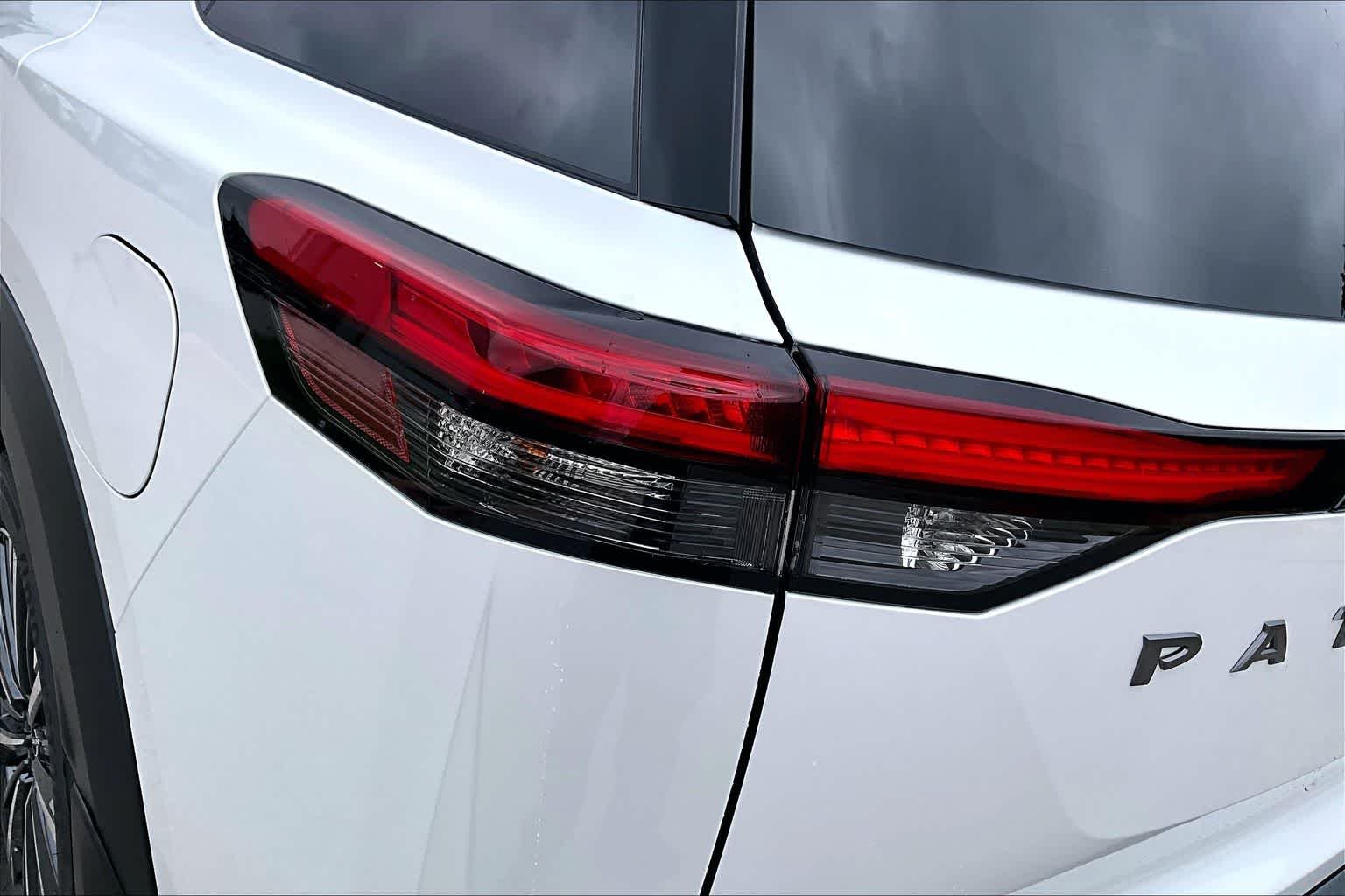 New 2026 Everest White Pearl TriCoat / Super Black Two-tone Nissan Platinum image 12