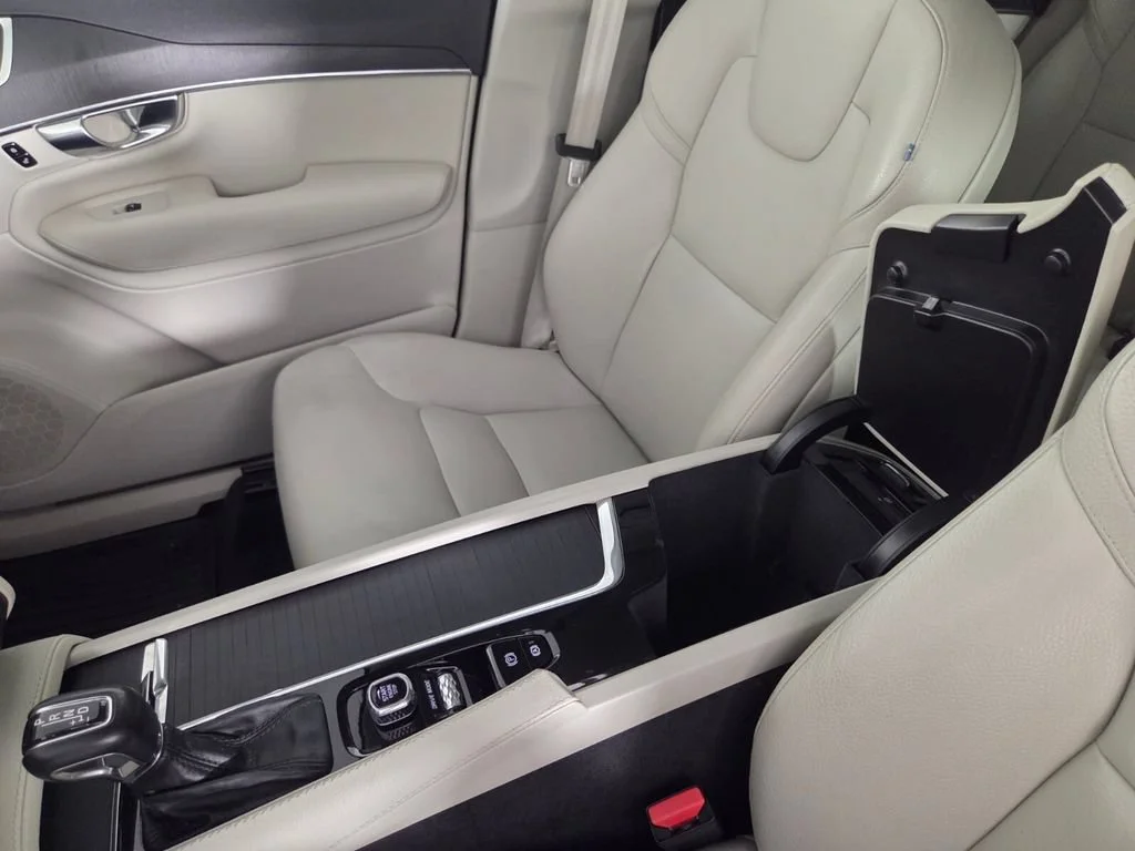 Used 2020 Crystal White Volvo Momentum image 22