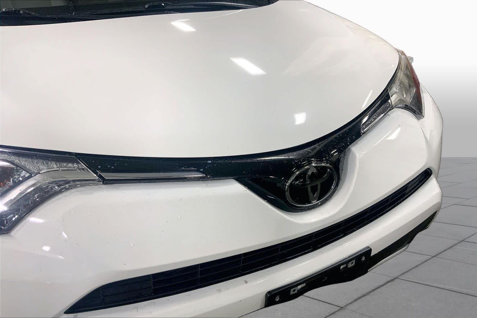 Used 2018 Super White Toyota XLE image 30