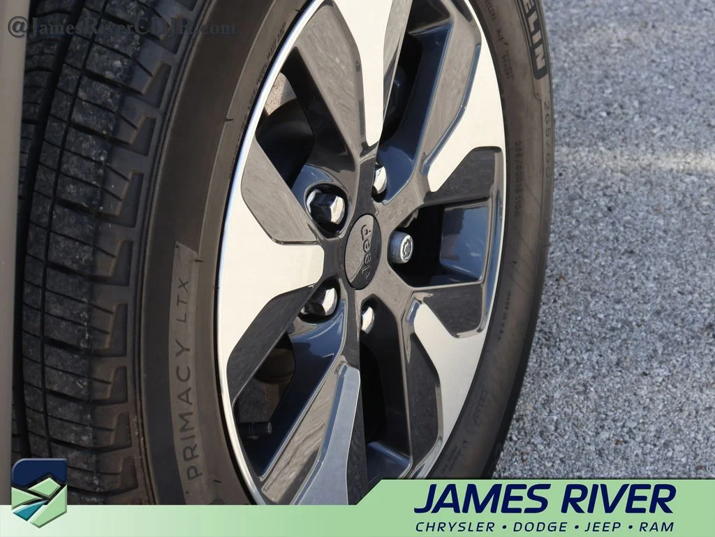 Used 2022 Silver Jeep 4xe image 40