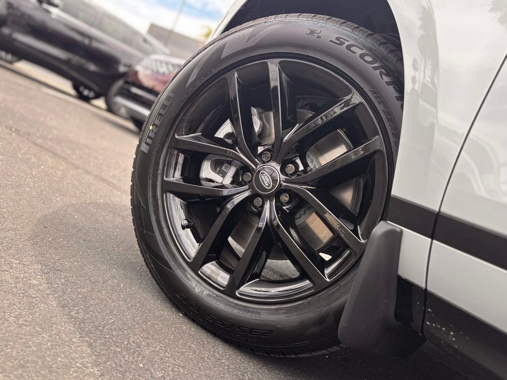 New 2026 Seoul Pearl Silver Land Rover Dynamic image 5