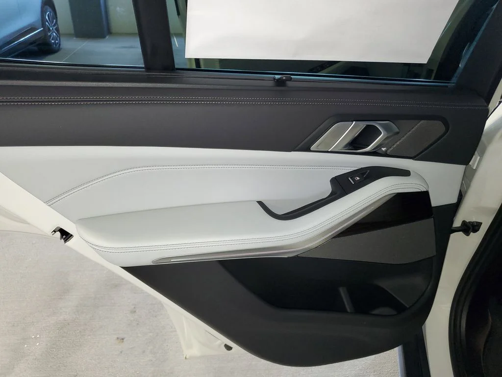 Used 2026 White BMW sDrive40i image 9
