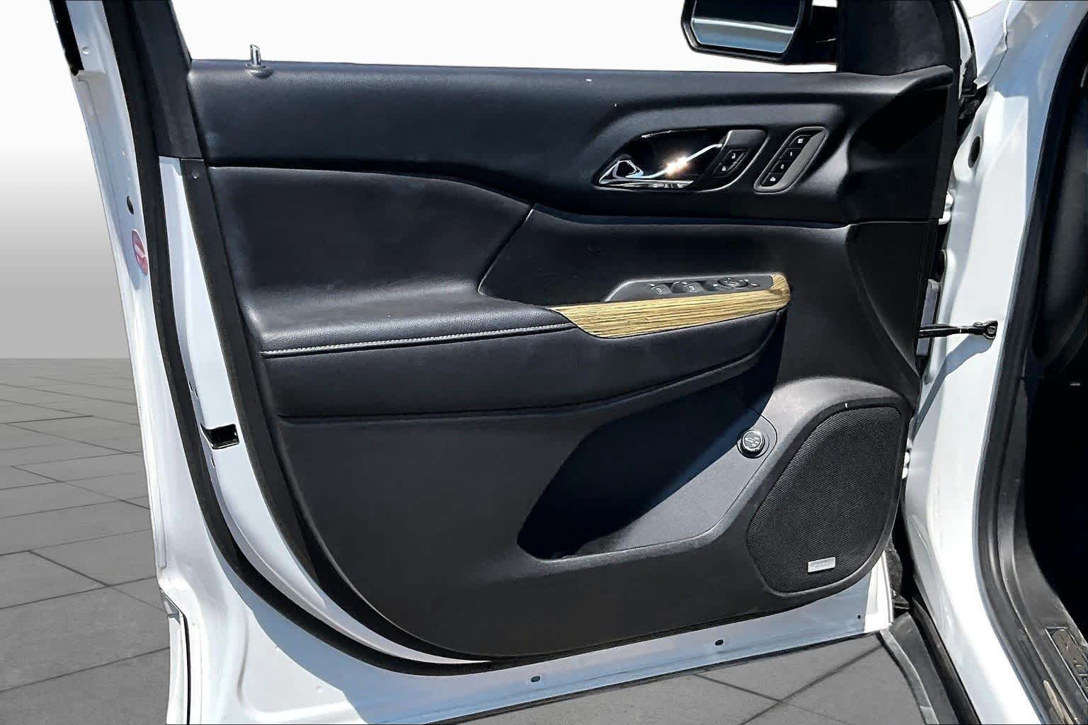 Used 2018 White Frost Tricoat GMC Denali image 18
