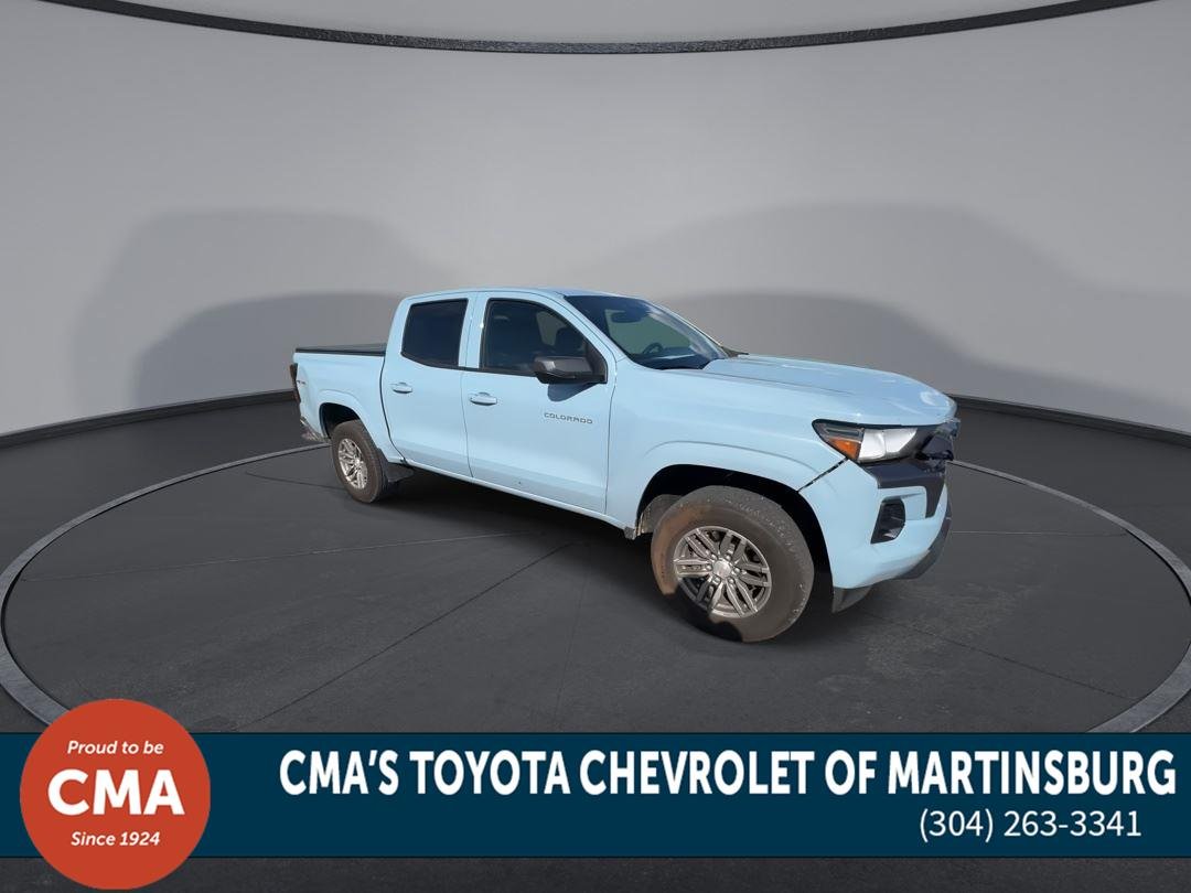 Used 2025 Snowdrift Metallic Chevrolet 4WD LT image 2