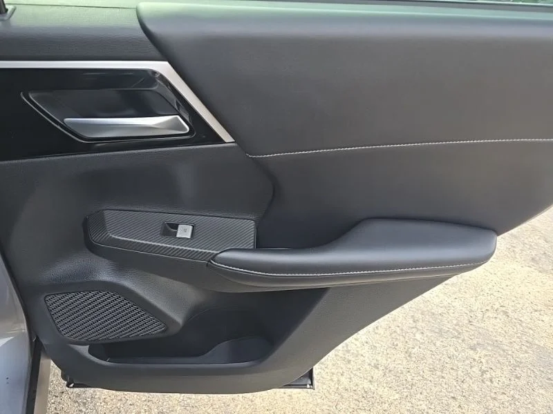 Used 2022  Mitsubishi SE image 29