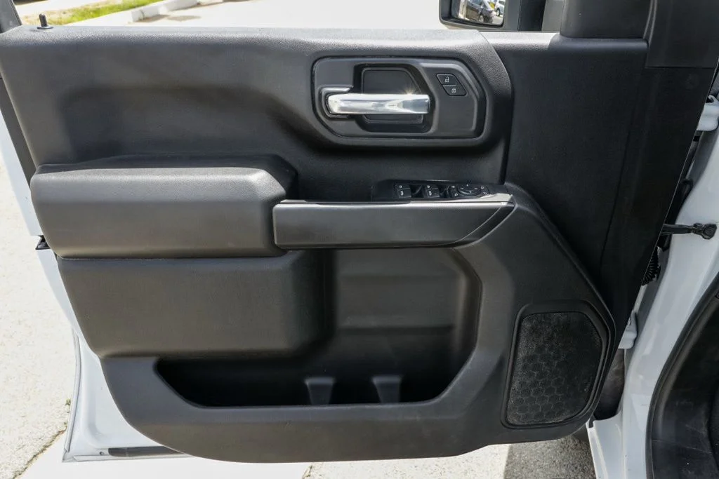 Used 2022 White Chevrolet Custom image 13