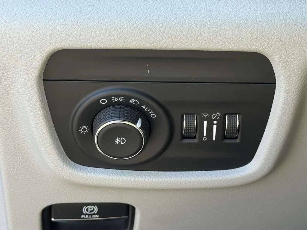 Used 2022 Silver Jeep Summit image 27