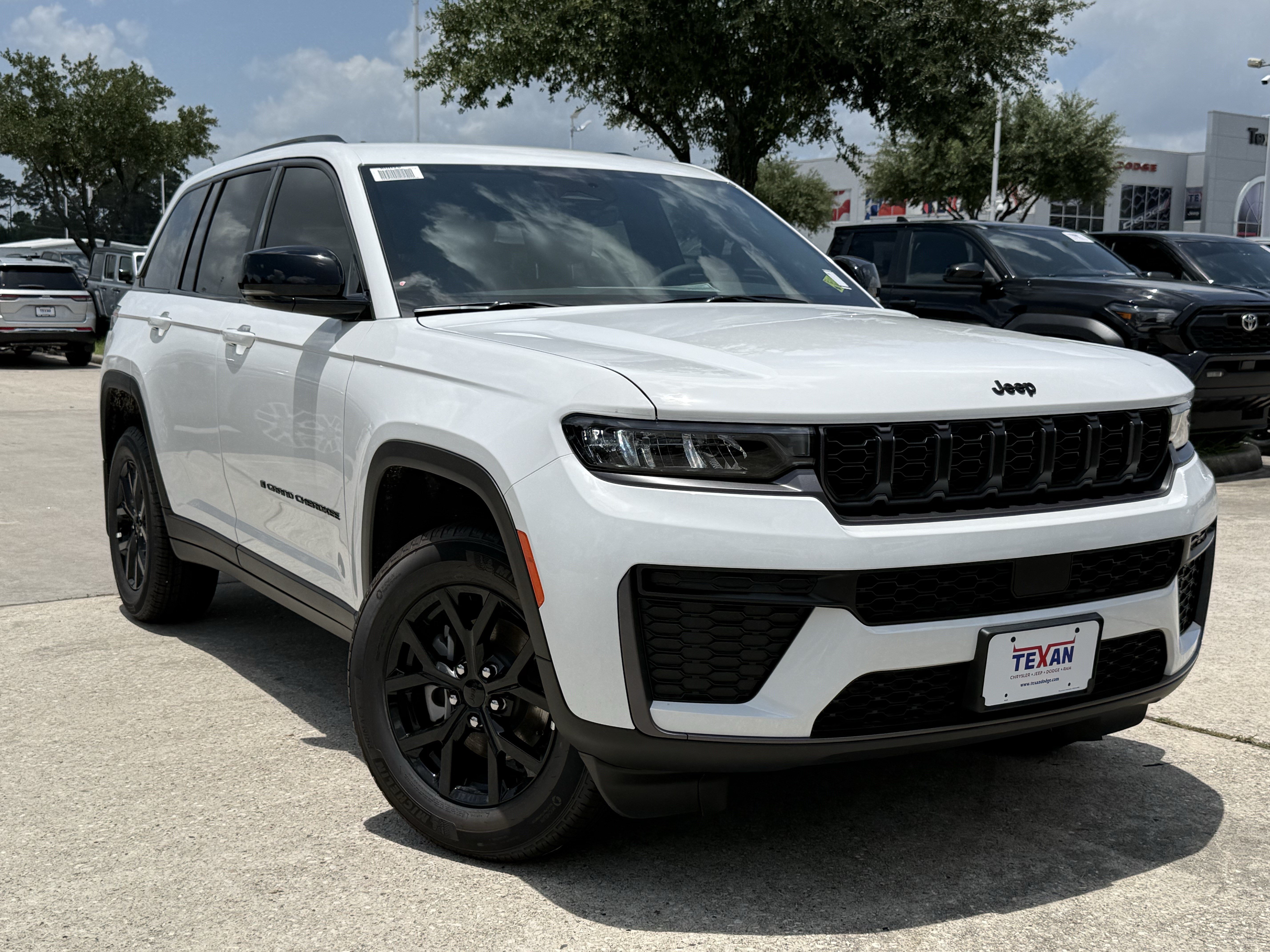 New 2026 Bright White Clear-Coat Exterior Paint Jeep Laredo Altitude image 2