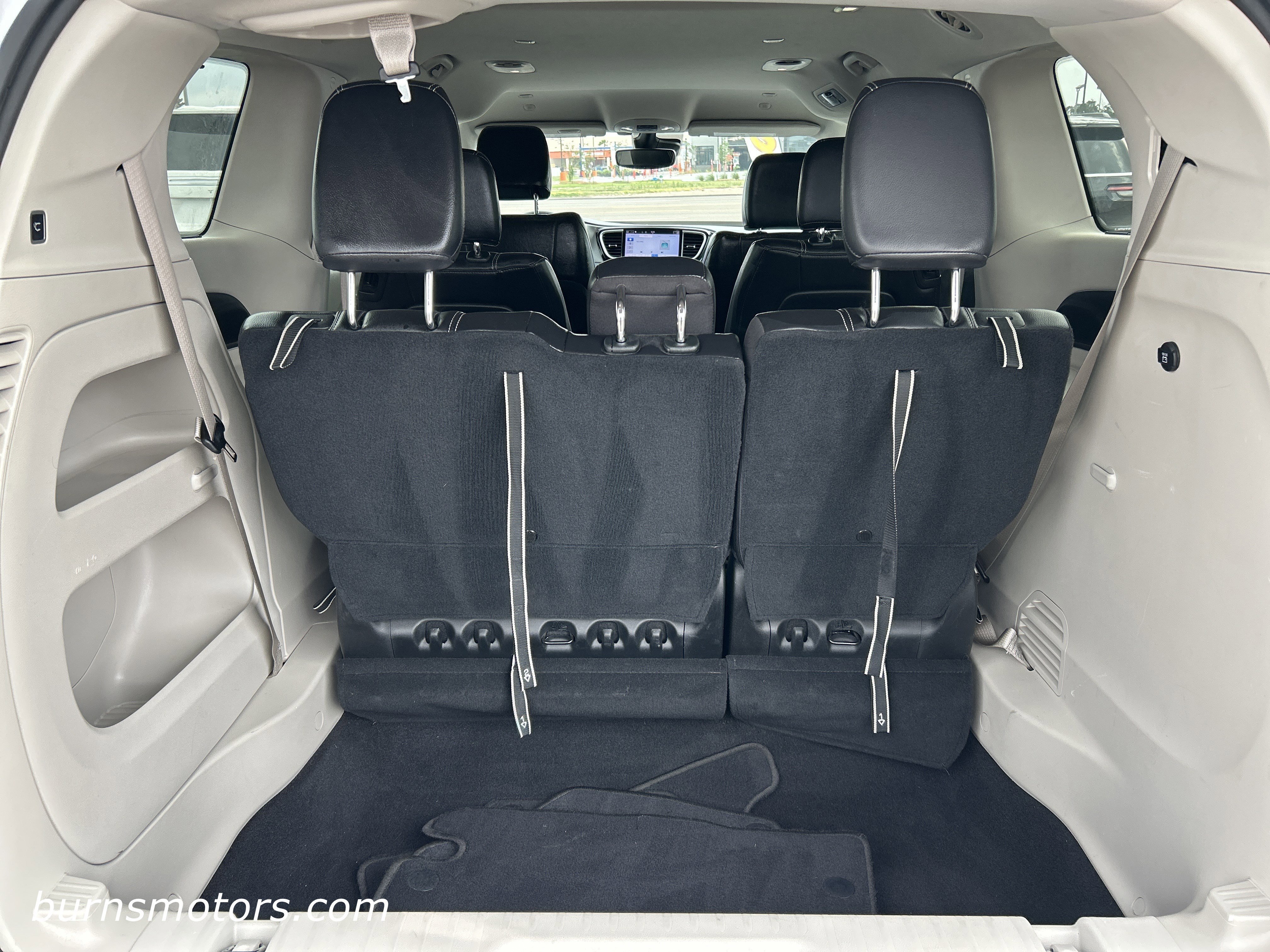Used 2022 Bright White Chrysler Touring L image 8