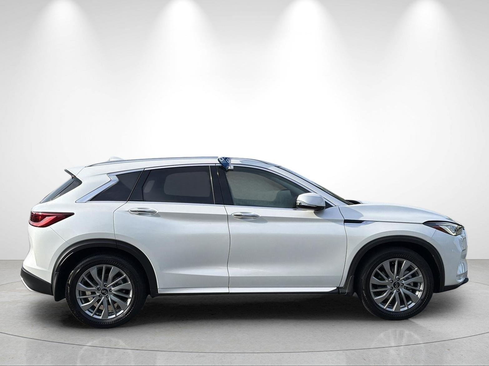 Used 2024 Radiant White INFINITI LUXE image 6