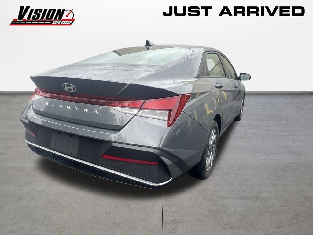 Used 2024 Gray Hyundai SEL image 5