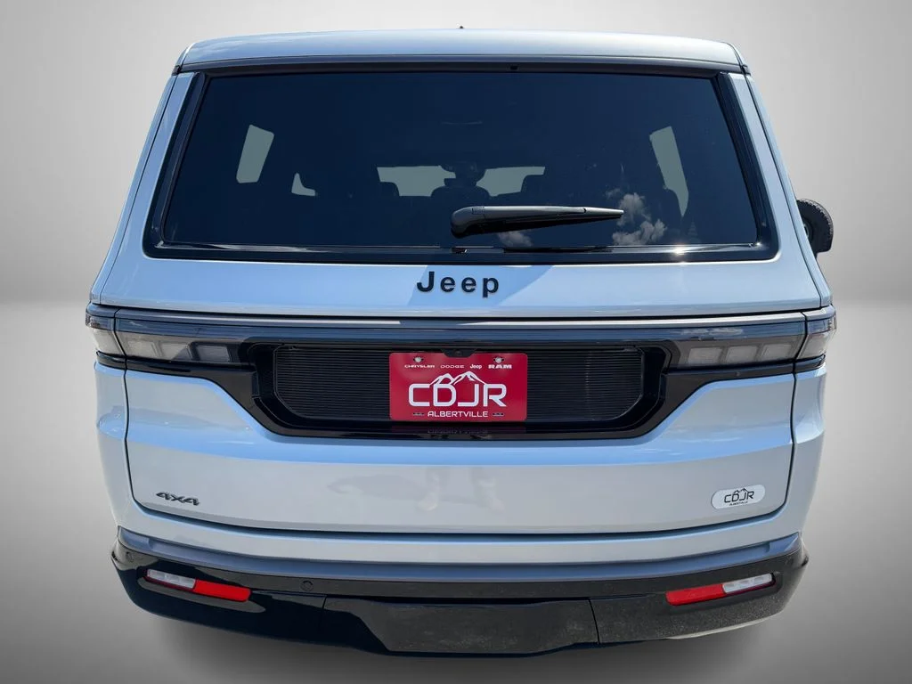New 2026 Silver-Zynith Exterior Paint Jeep Limited Reserve image 10