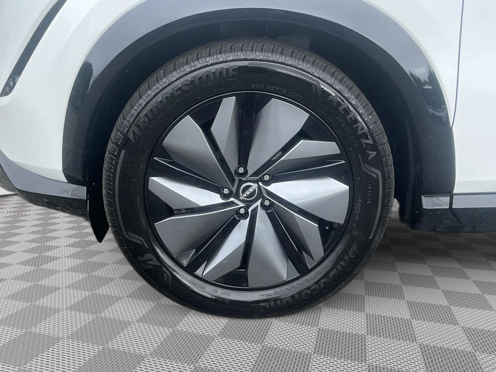 Used 2025 Everest White Pearl Tricoat/Black Diamond Pearl Nissan EVOLVE+ image 9