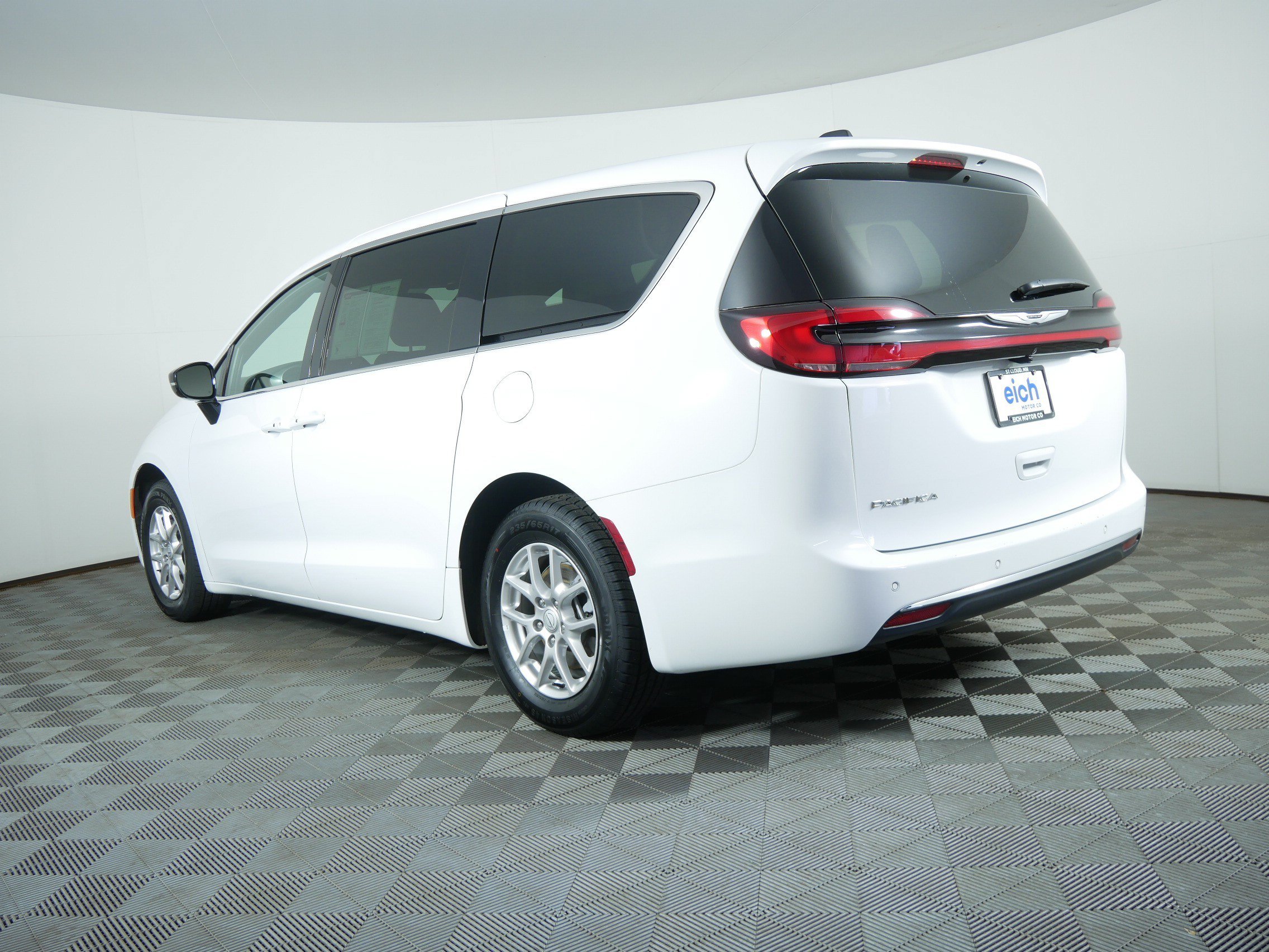 Used 2026 Bright White Clearcoat Chrysler Select image 5