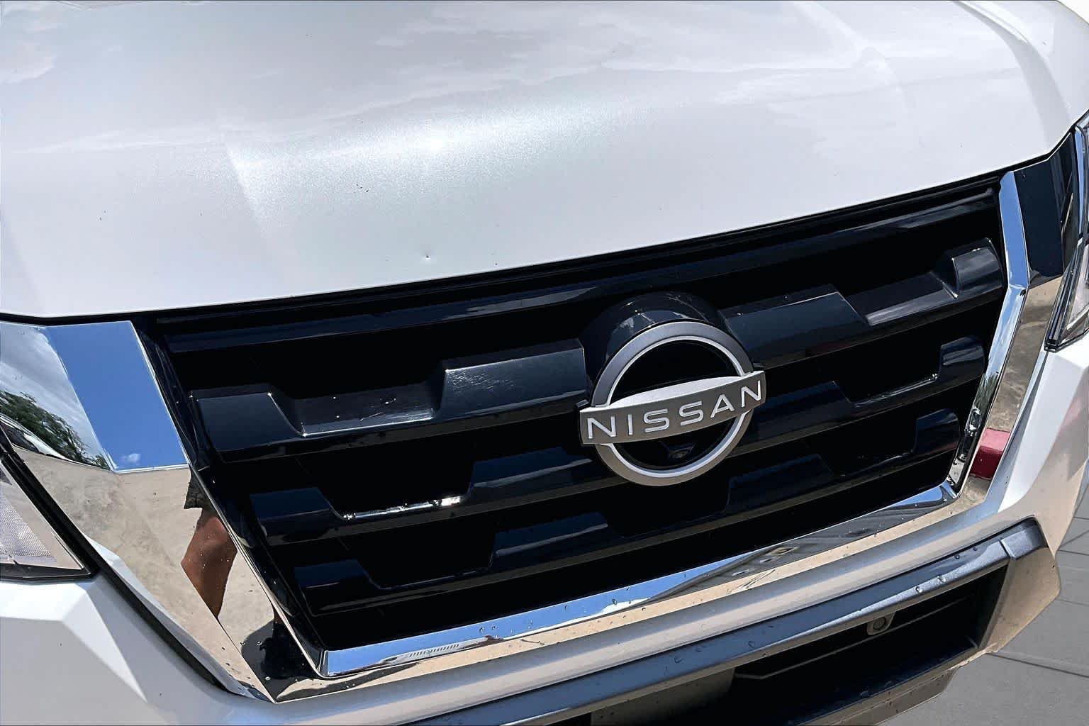 Used 2024 Aspen White Tricoat Nissan SL image 28