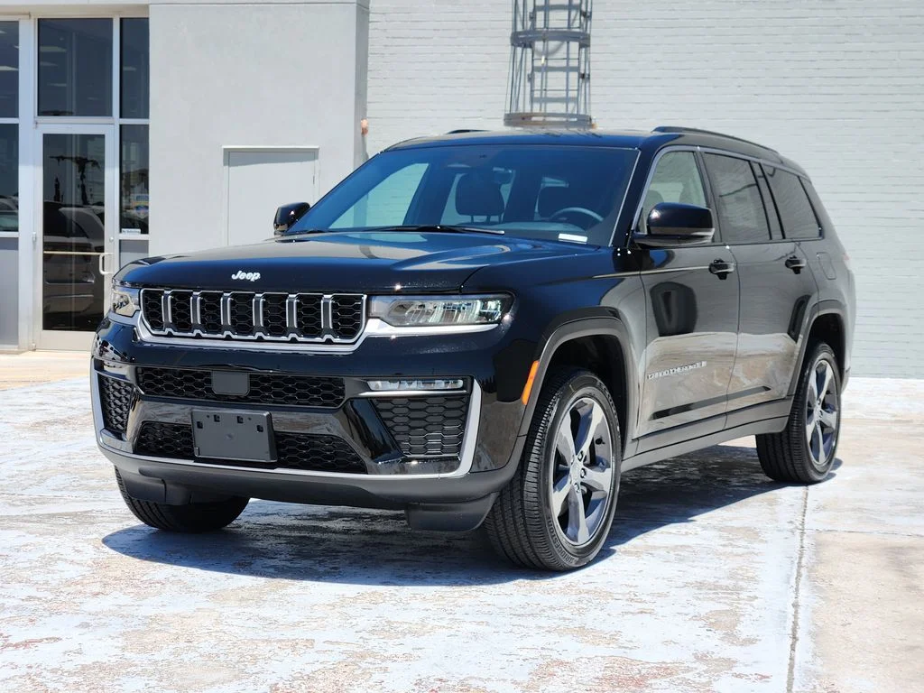 New 2026 Diamond Black Crystal Pearlcoat Jeep Limited image 2