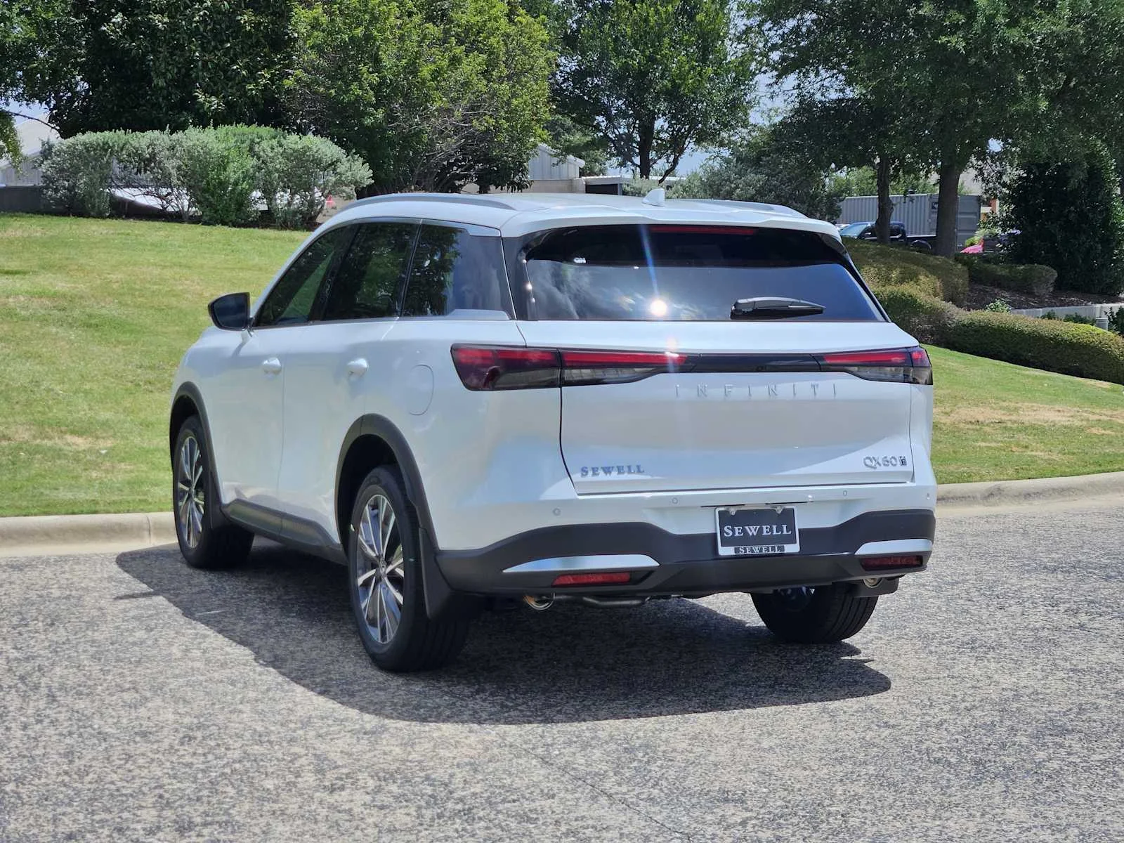 New 2027 RADIANT WHITE INFINITI Luxe AWD image 3