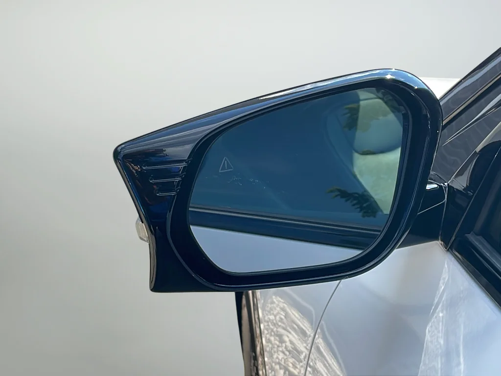 Used 2025 White Kia Wind image 38