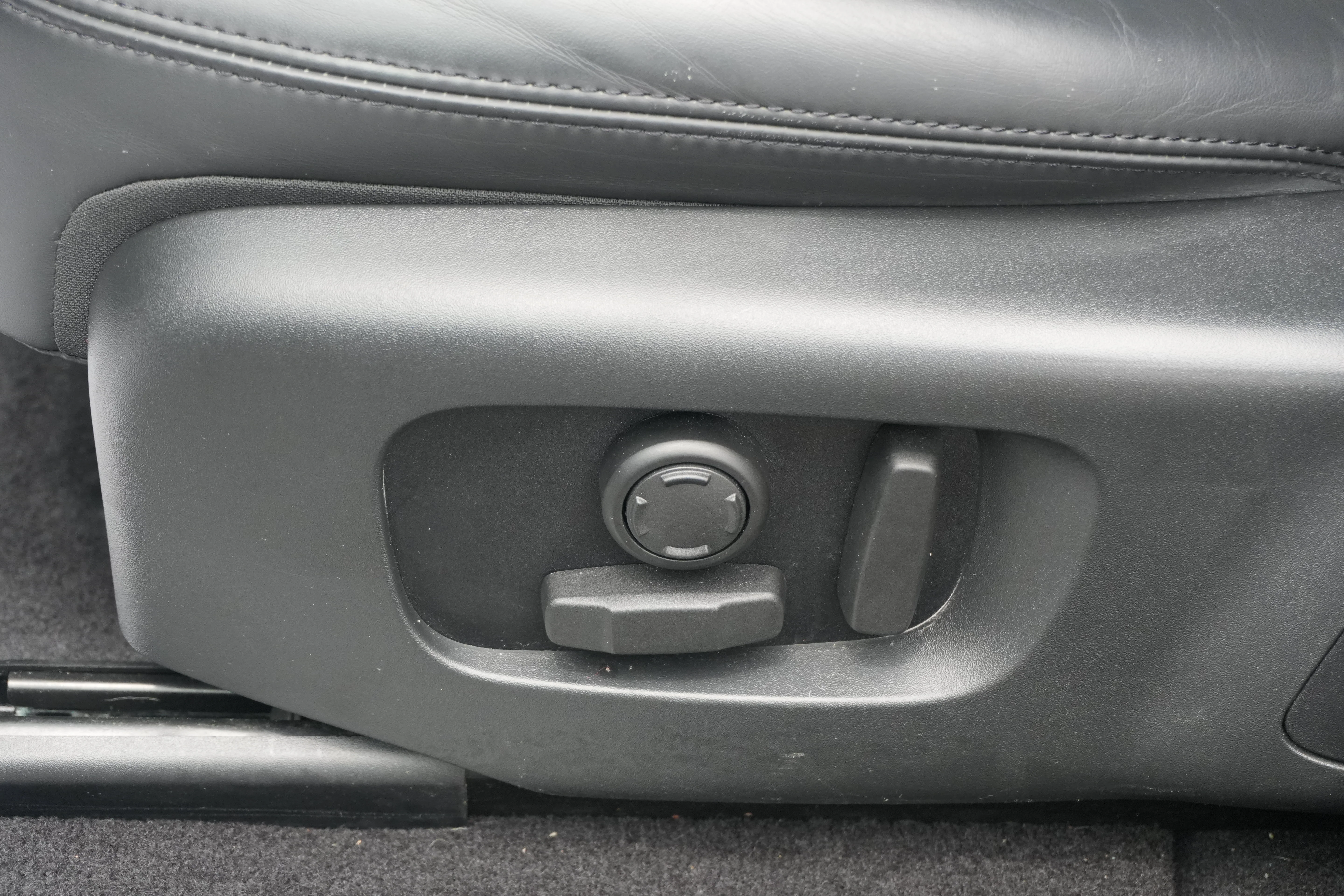Used 2022 Eiger Grey Metallic Land Rover HSE Silver Edition image 23