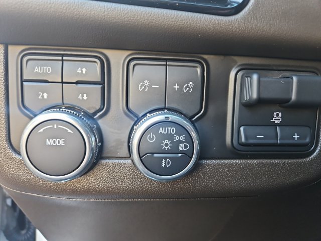 Used 2025 Summit White GMC Elevation image 23