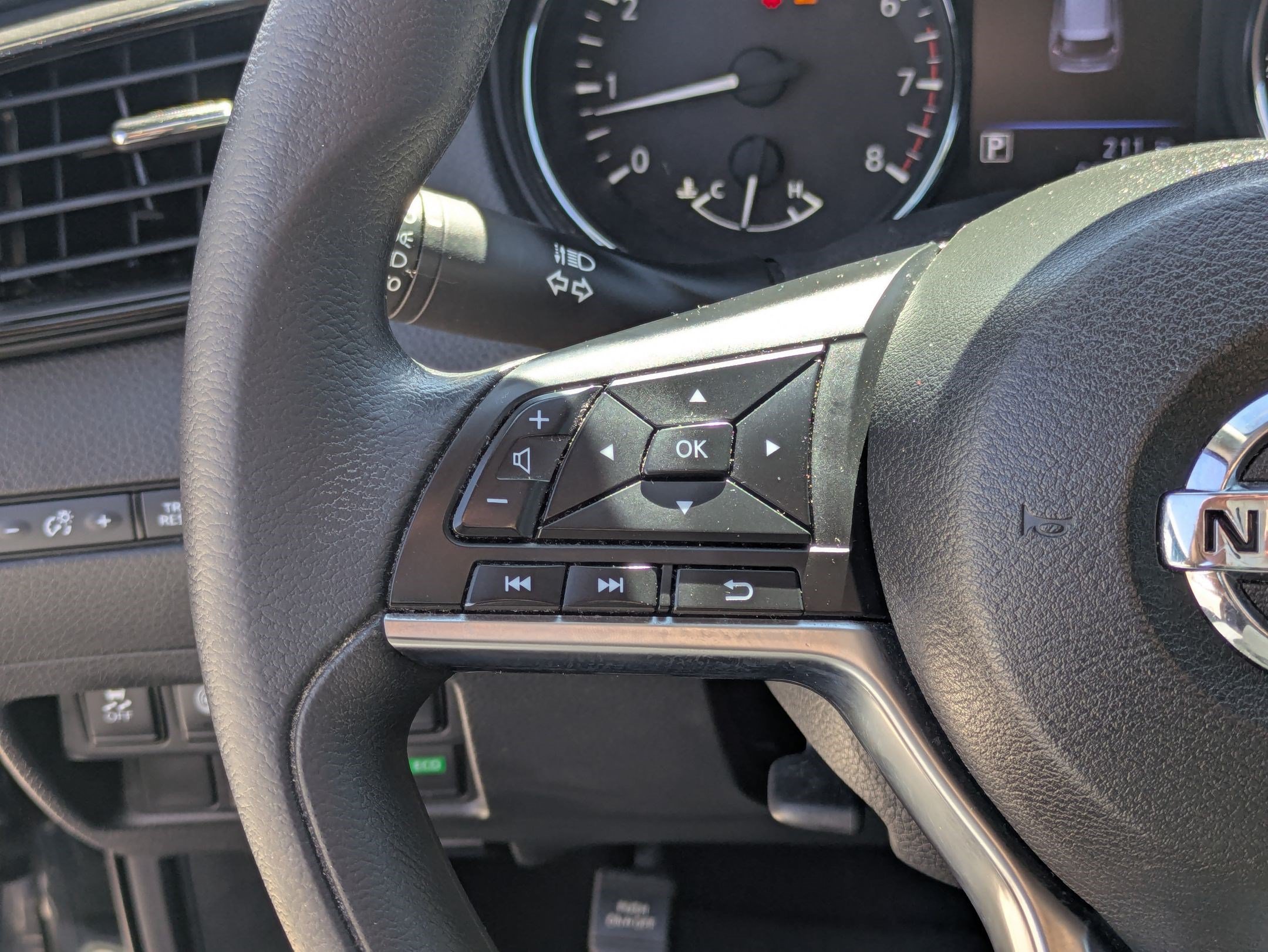 Used 2020 Magnetic Black Pearl Nissan S image 16
