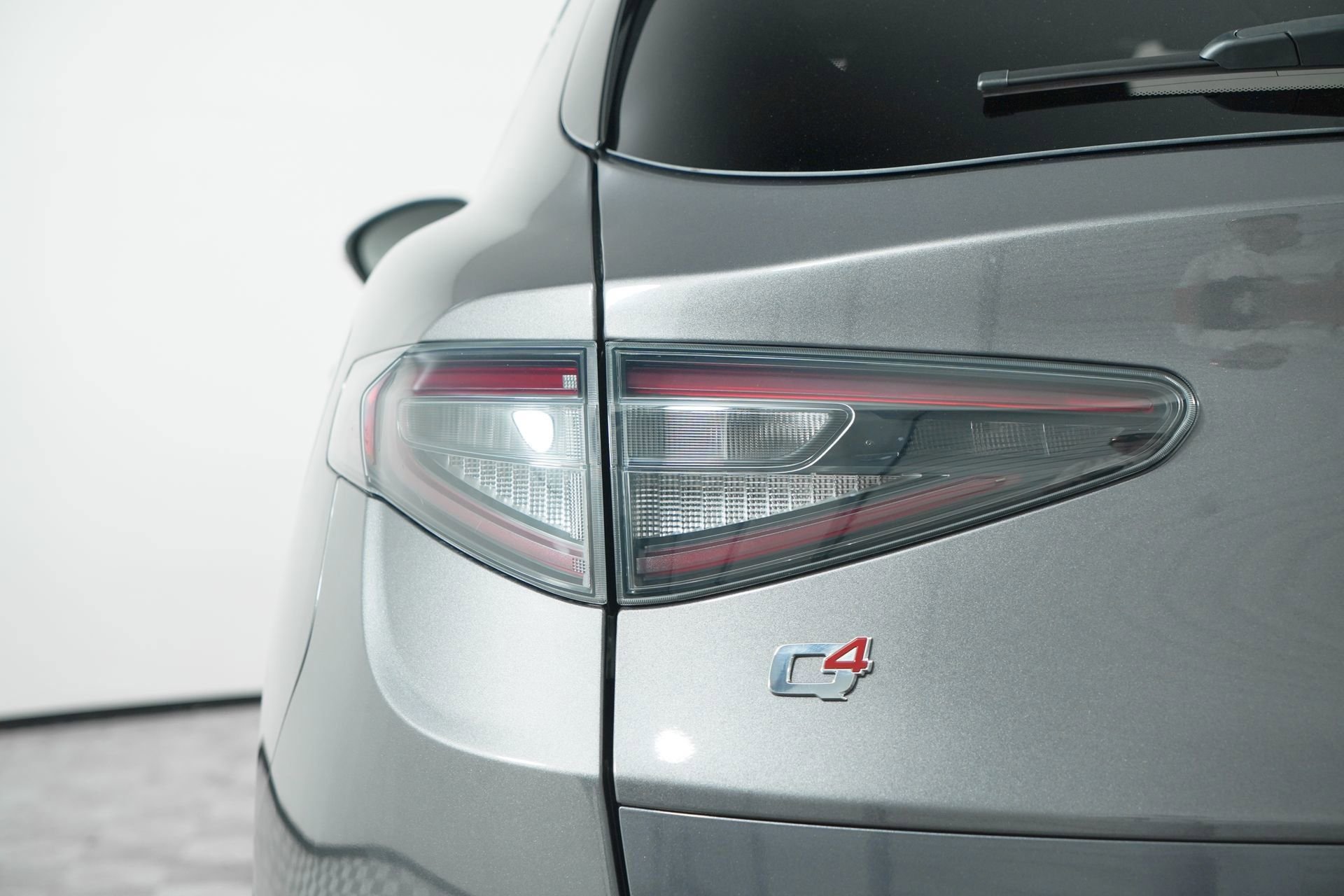 New 2025 Vesuvio Gray Metallic Exterior Paint Alfa Romeo Base image 14