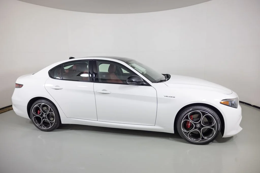 New 2026 Milano White Exterior Paint Alfa Romeo Veloce image 3