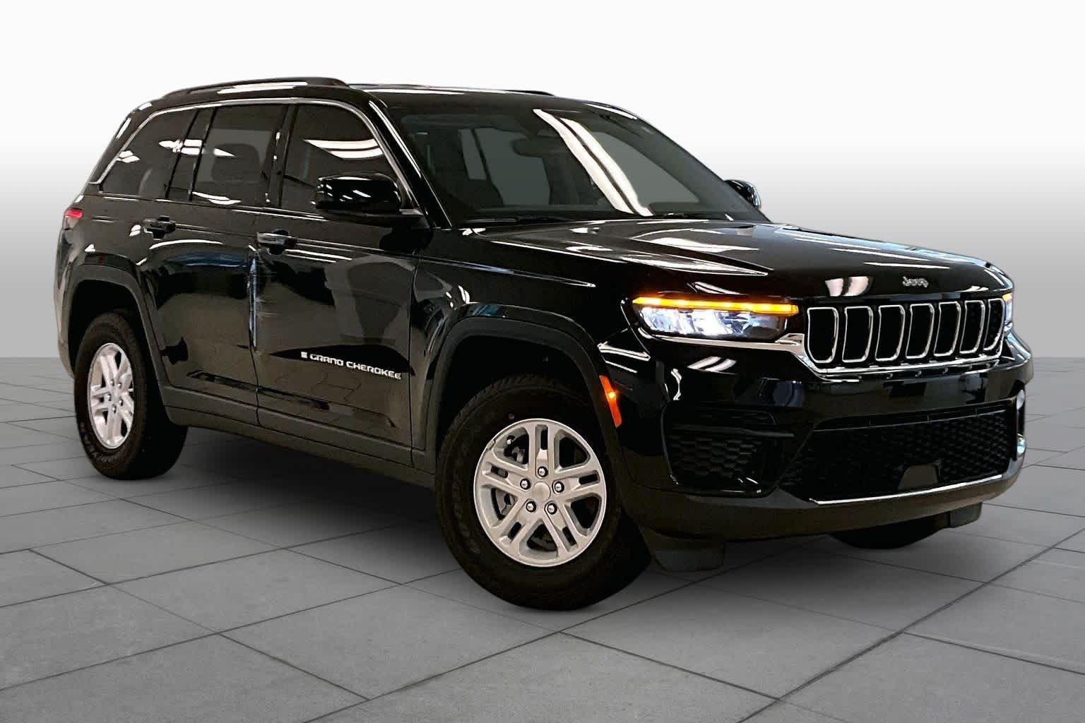Used 2023 Diamond Black Crystal Pearlcoat Jeep Laredo image 2
