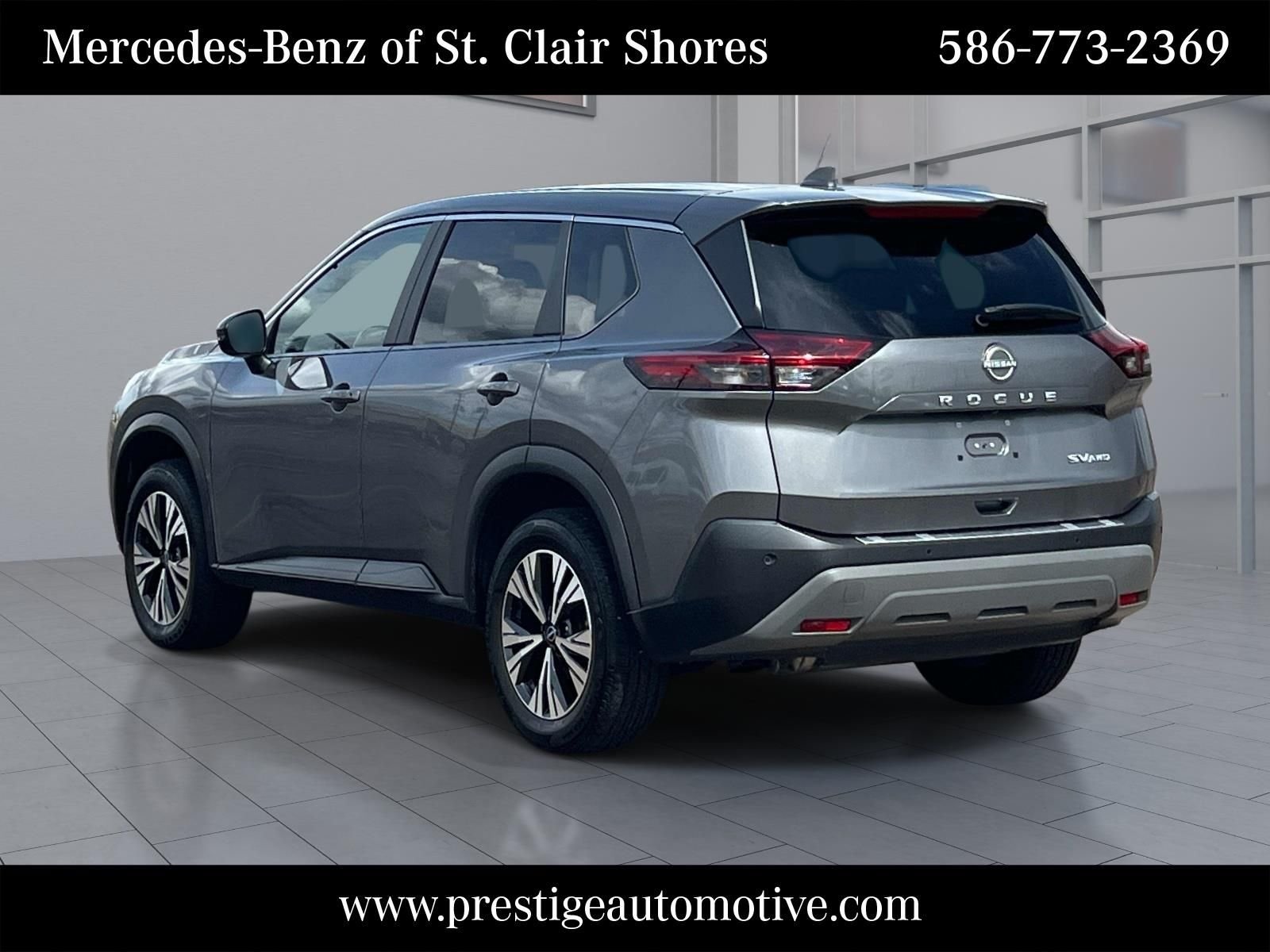 Used 2022 Gray Nissan SV image 3