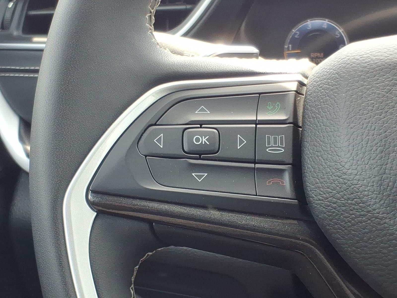 Used 2023 Diamond Black Crystal Pearlcoat Jeep Laredo image 26