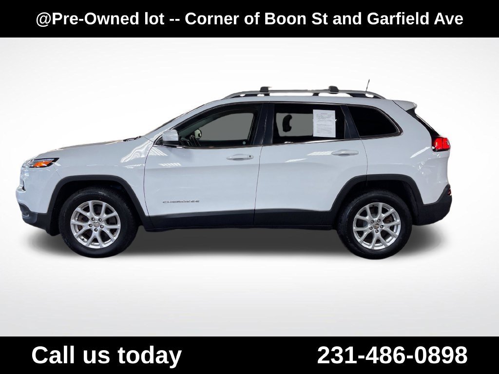 Used 2016  Jeep LATITUDE image 2