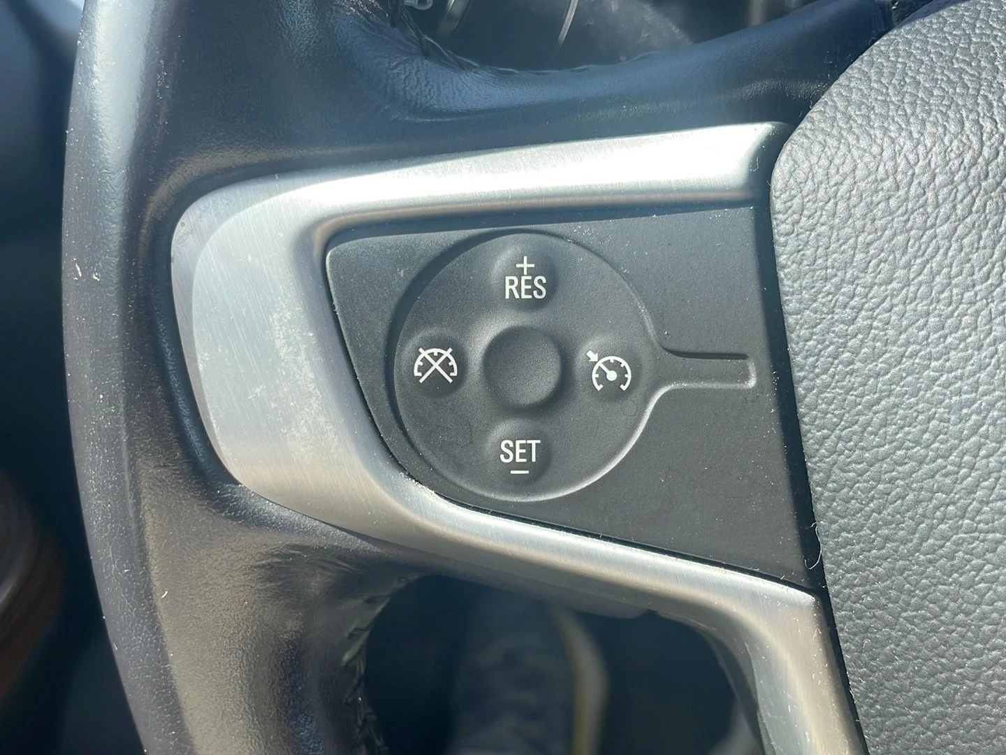 Used 2018 Ebony Twilight Metallic GMC SLE image 3