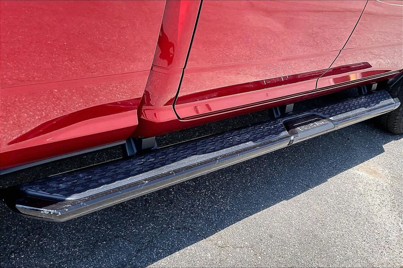 New 2026 Molten Red Pearl-Coat Exterior Paint RAM Big Horn image 10