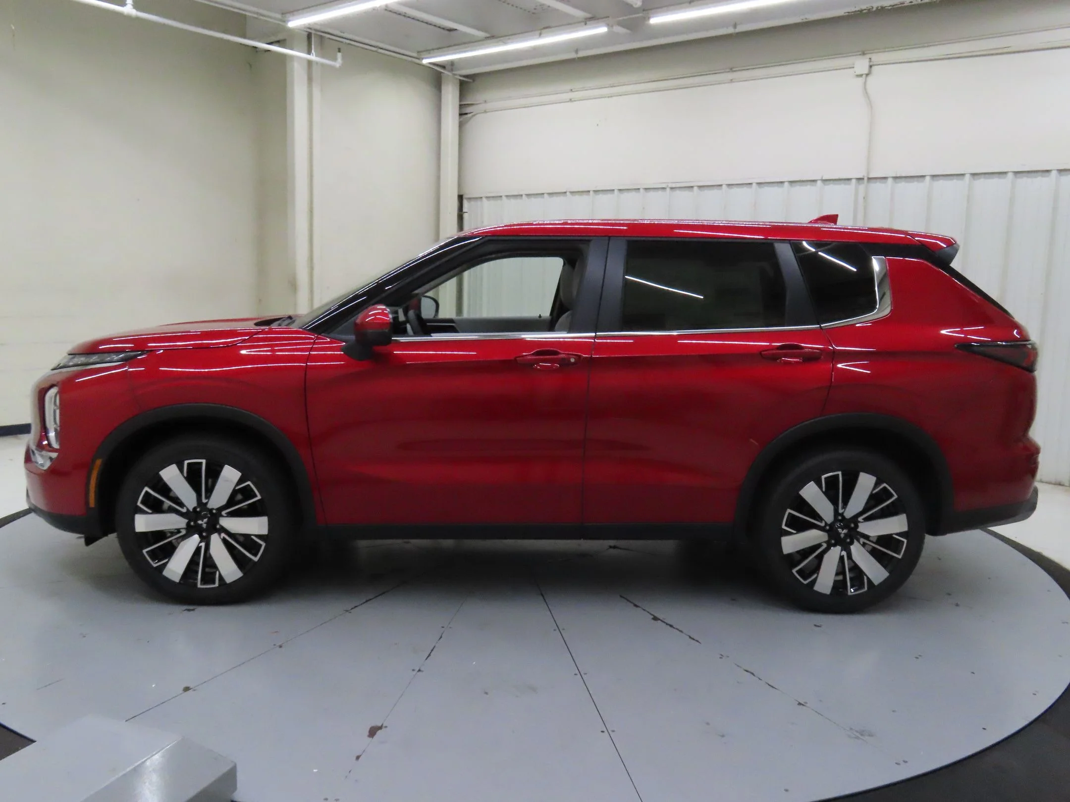 Used 2025 Red Mitsubishi SE image 7