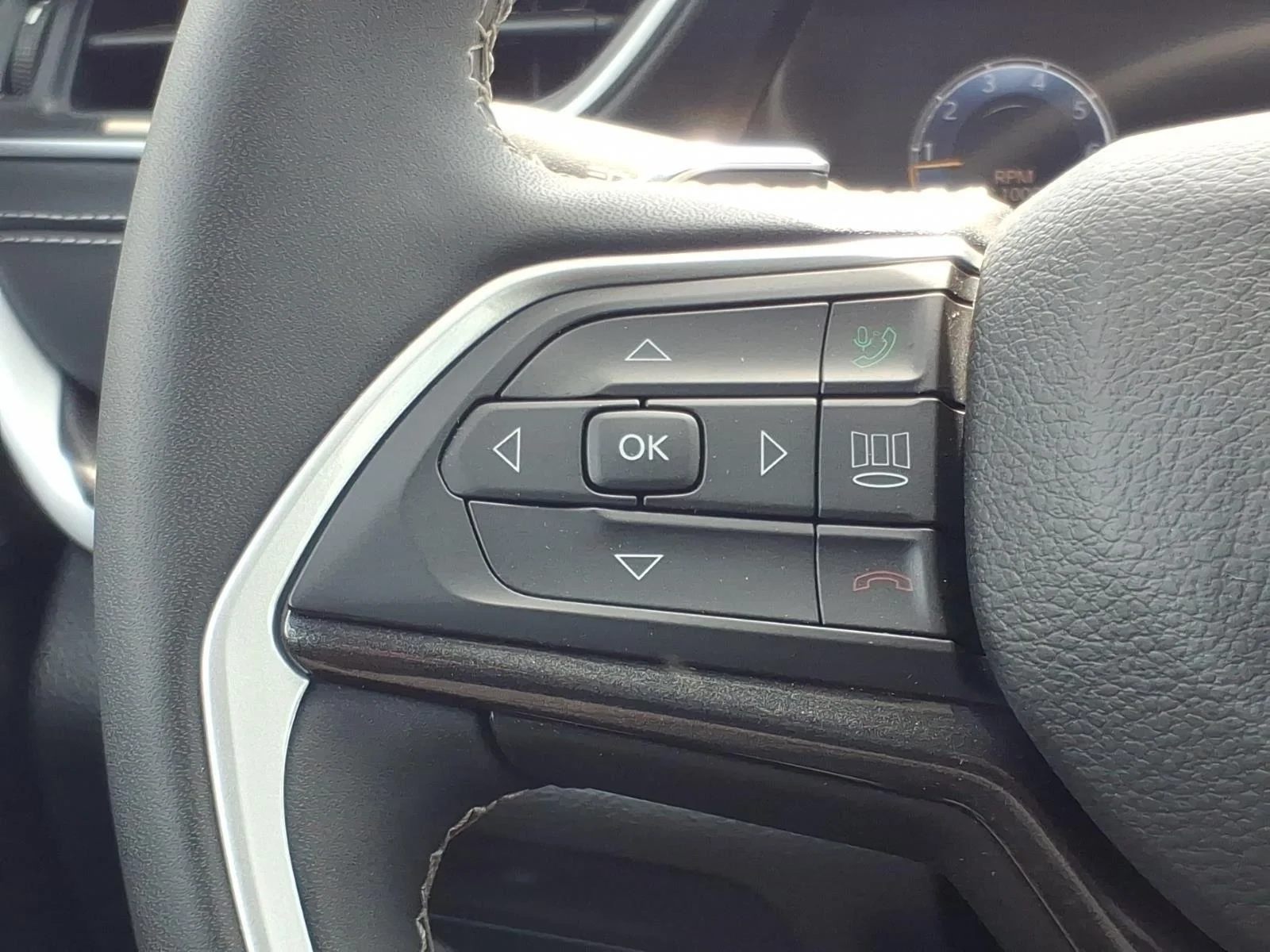 Used 2023 Diamond Black Crystal Pearlcoat Jeep Laredo image 26