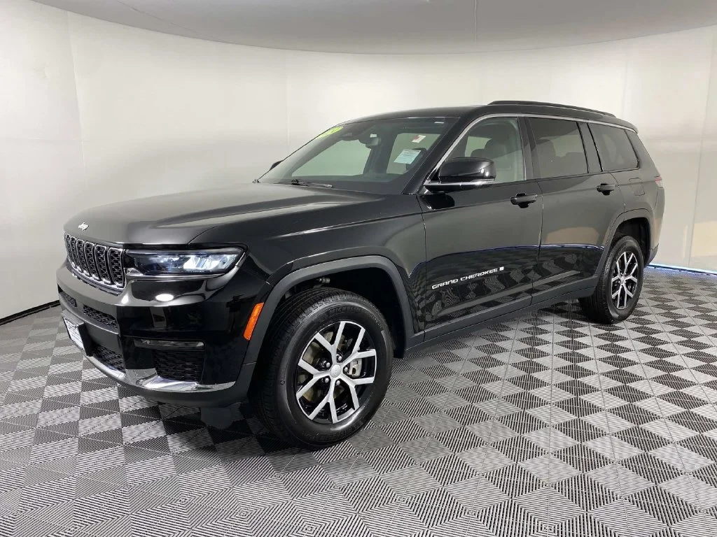 Used 2024 Diamond Black Jeep Limited image 4