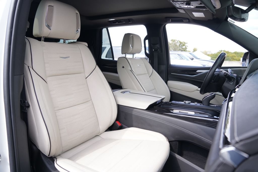 Used 2021 White Cadillac Sport image 25