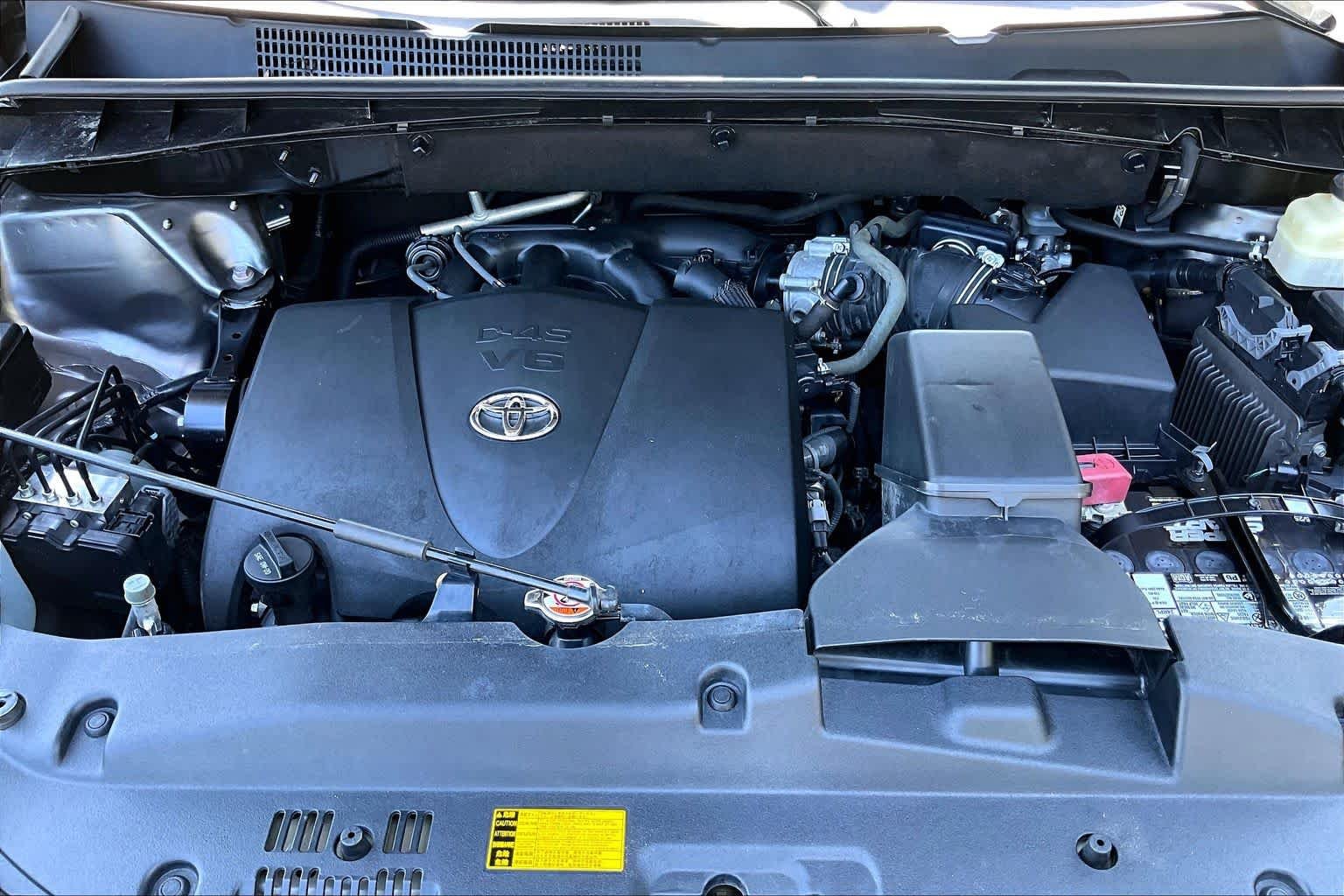 Used 2018 Predawn Gray Mica Toyota XLE image 32