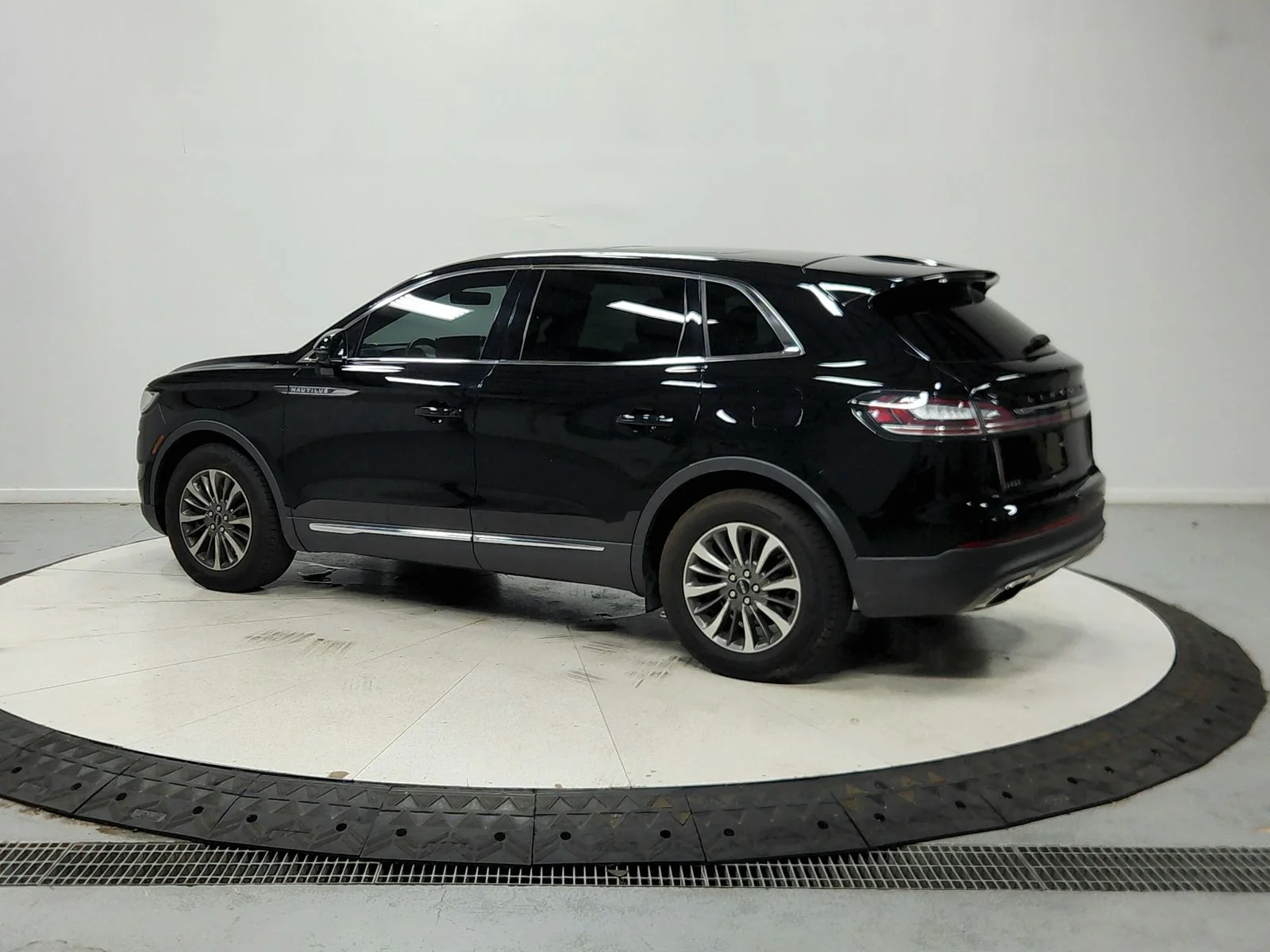 Used 2023 Black Lincoln Reserve image 6