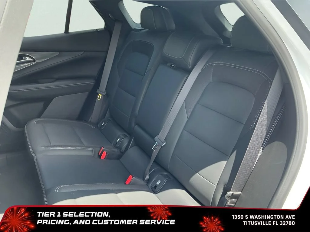Used 2024 Summit White Chevrolet LT image 27