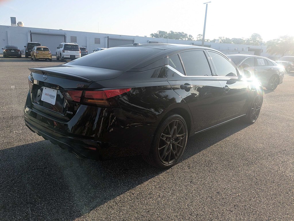 2025 Nissan Altima SR - Photo 4