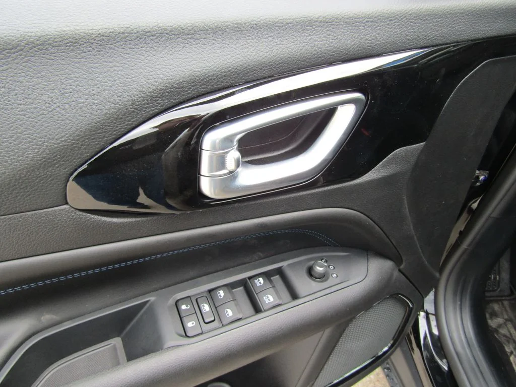 New 2026 Diamond Black Crystal Pearlcoat Jeep Latitude image 20