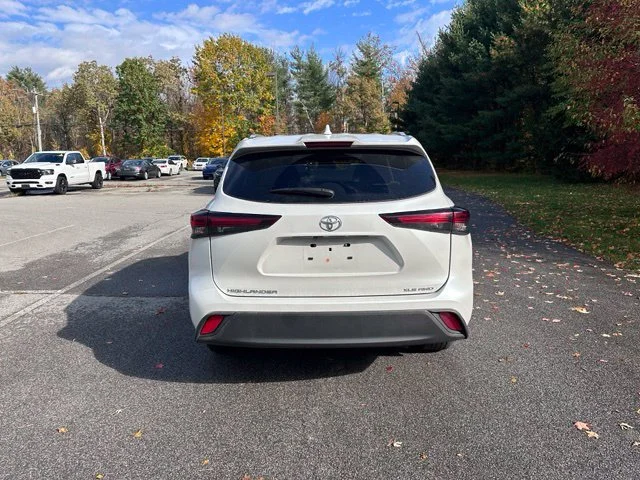 Used 2024 Off-white Toyota XLE image 4