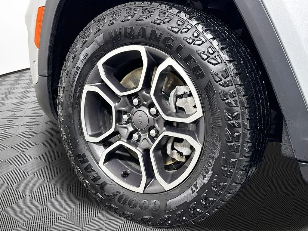 Used 2024 Silver Jeep Trailhawk 4xe image 27
