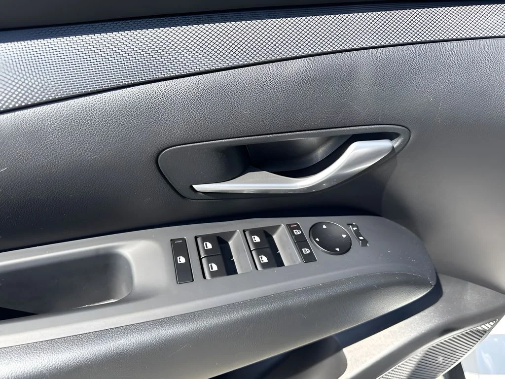 Used 2025 White Hyundai SEL image 25