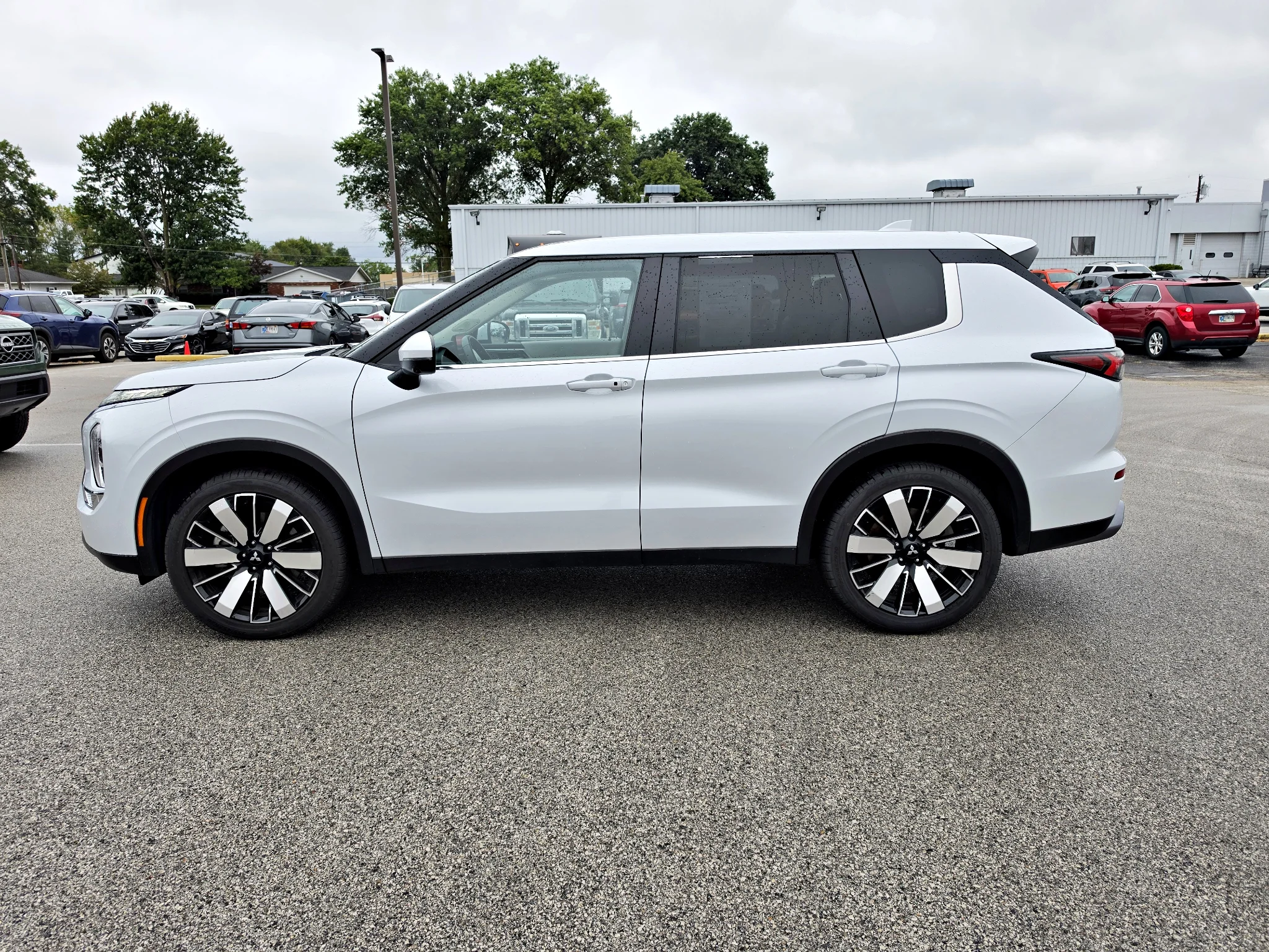 Used 2025 White Diamond Mitsubishi SE image 9